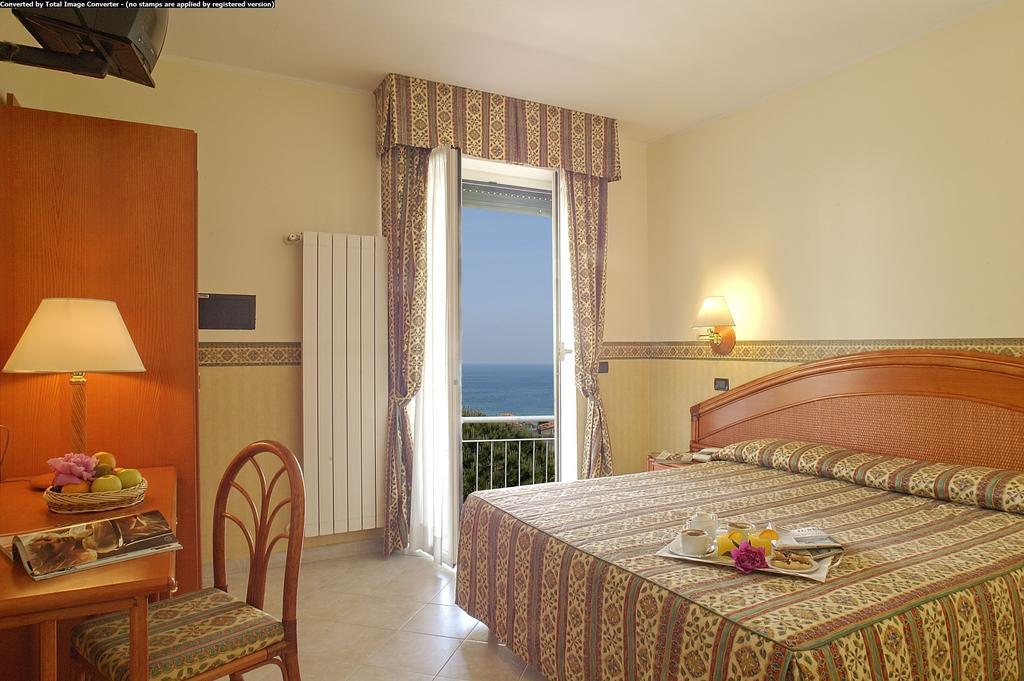 Hotel Casella Pietra Ligure Δωμάτιο φωτογραφία