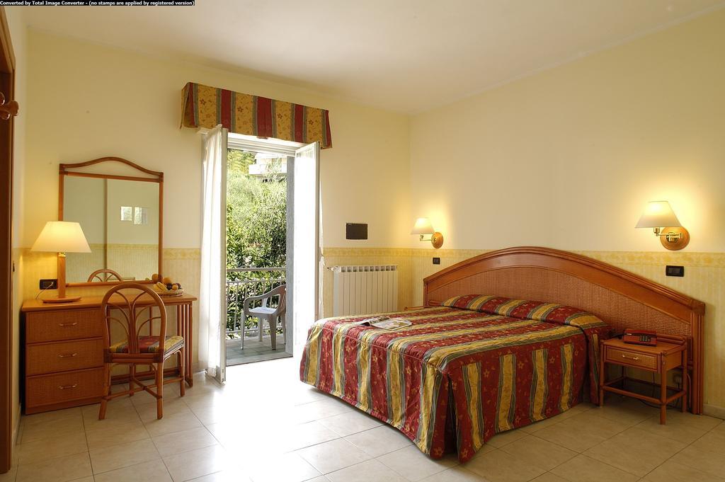Hotel Casella Pietra Ligure Δωμάτιο φωτογραφία